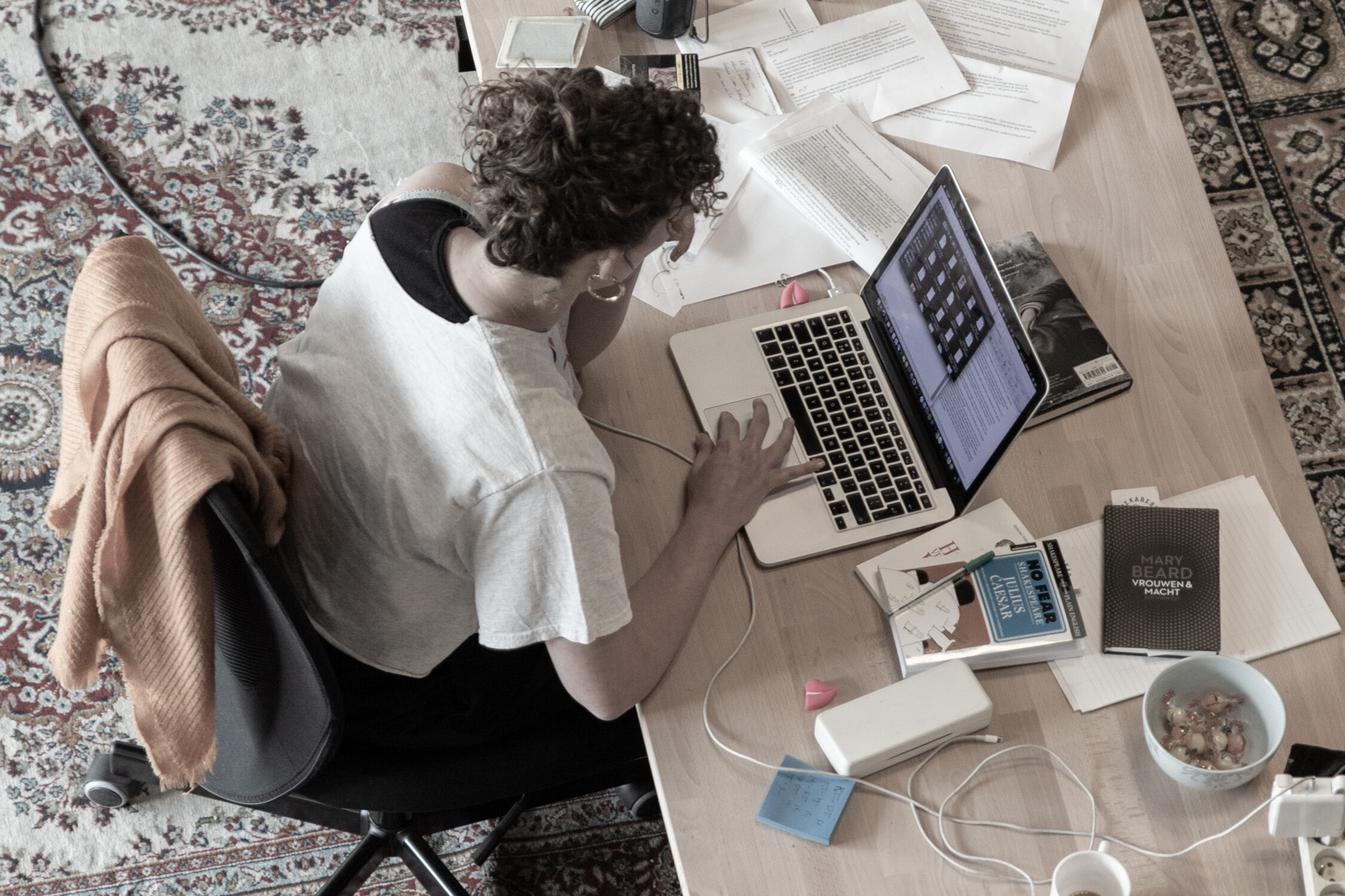 Sietse Remmers aan het werk tijdens een residentie bij De Figuranten in Menen